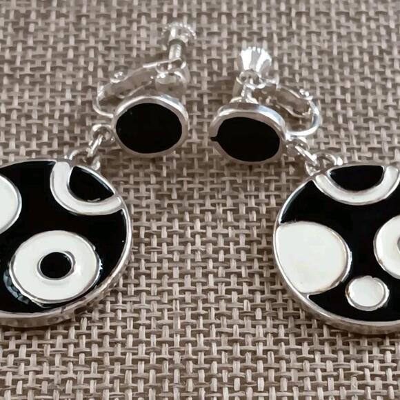 Vintage Screwback Black & Cream silver tone Enamel Dangle Earrings - Picture 3 of 6
